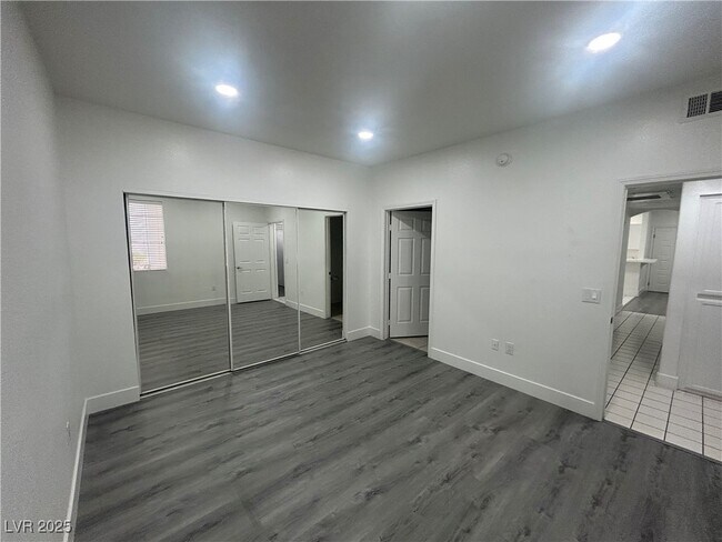 Building Photo - 1830 N Buffalo Dr