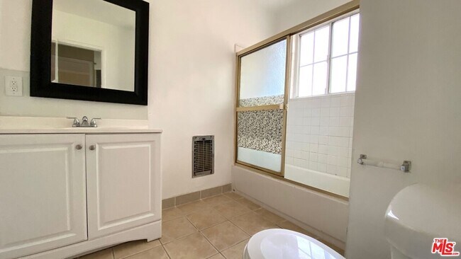 Building Photo - 443 S Wilton Pl