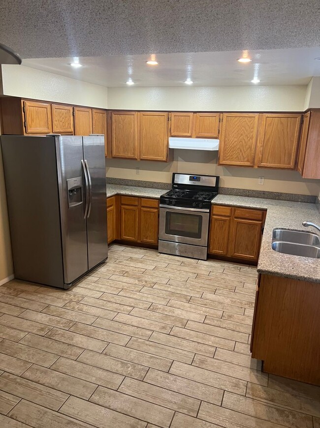 Building Photo - 3 Bedroom 1.5 Bathroom  Near  East Lake Me...