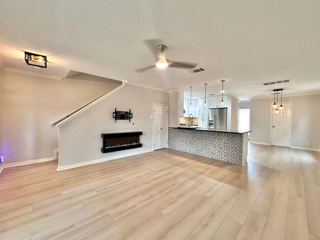 Building Photo - Move-In Ready 3/BR 2.5/BA Home with Spacious Layout & Modern Finishes