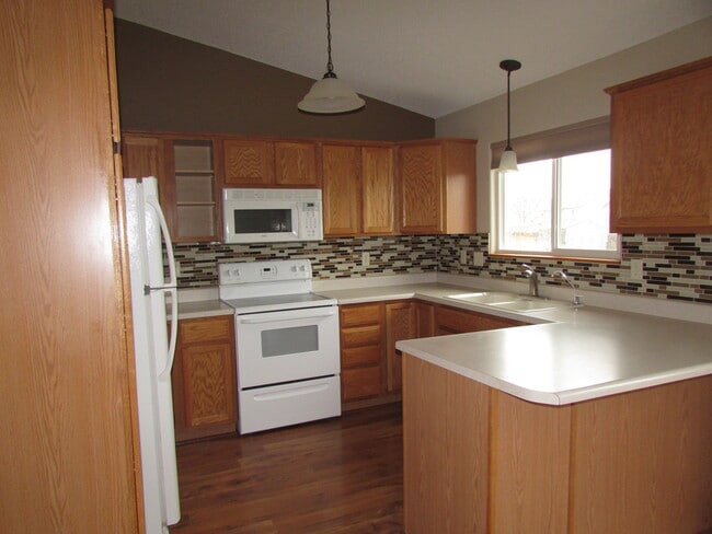 Building Photo - 4 BEDROOM | 3 BATH | FENCED YARD | DOUBLE ...