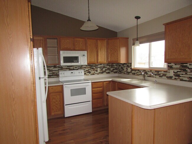 Building Photo - 4 BEDROOM | 3 BATH | FENCED YARD | DOUBLE CAR GARAGE | SUMMERSET