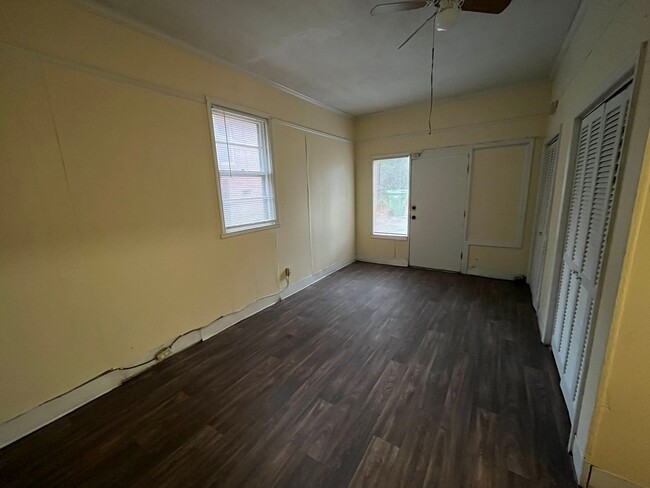 Building Photo - 3 Bedroom 1 Bath Available Now