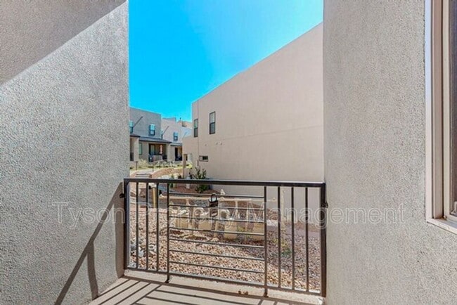 Building Photo - 4571 Villa Loma Ln NE