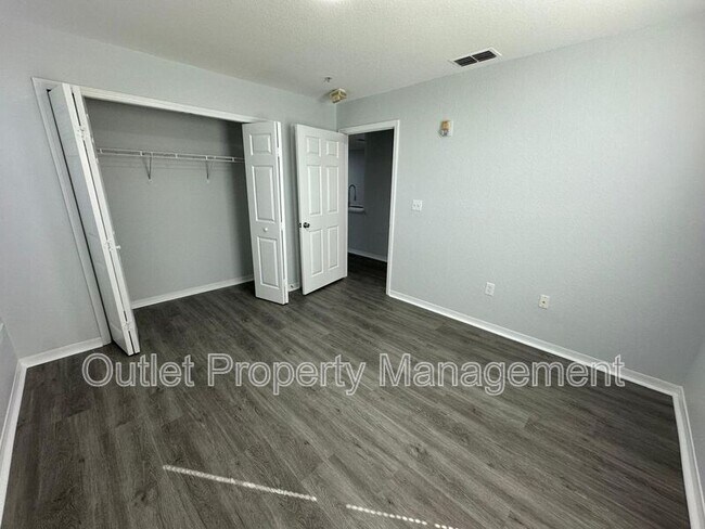 Building Photo - 5467 Vineland Rd