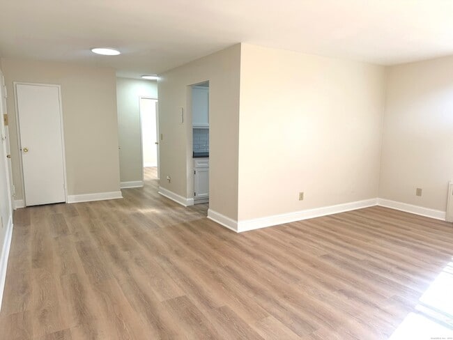 Building Photo - 45 Maple St