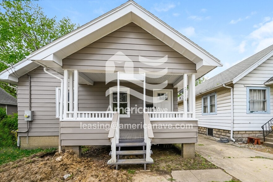 Building Photo - 2114 W Callender Ave