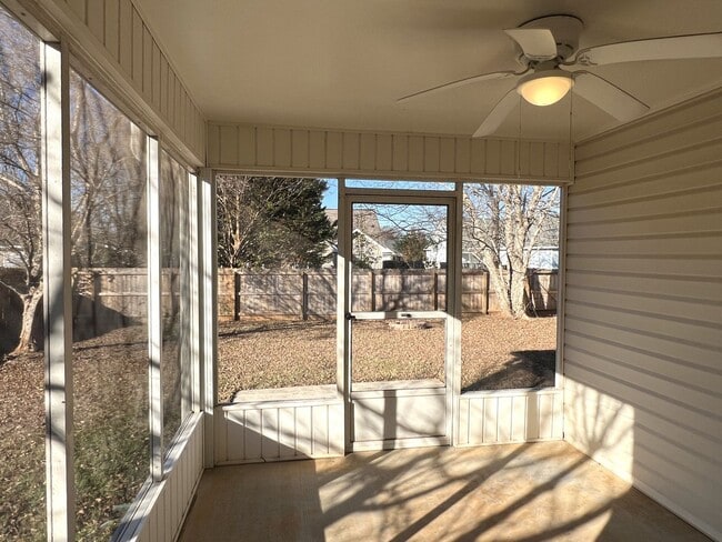 Building Photo - Absolutely Adorable Home Near Lake Joy Elementary