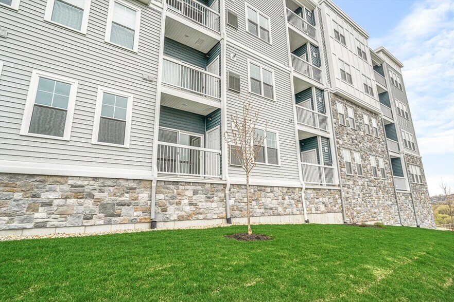 Building Photo - 2 Stratton Dr