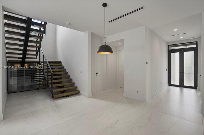 Building Photo - 739 NE 17th Way