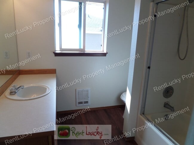 Building Photo - Fabulous 2-Bedroom Duplex w/Attached Garag...