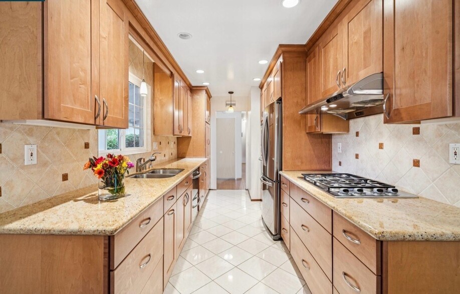 Building Photo - 2610 Walnut Blvd