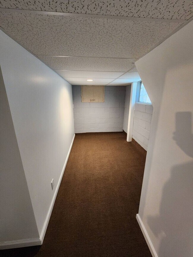 Building Photo - Charming 3-Bedroom Property In Prime location