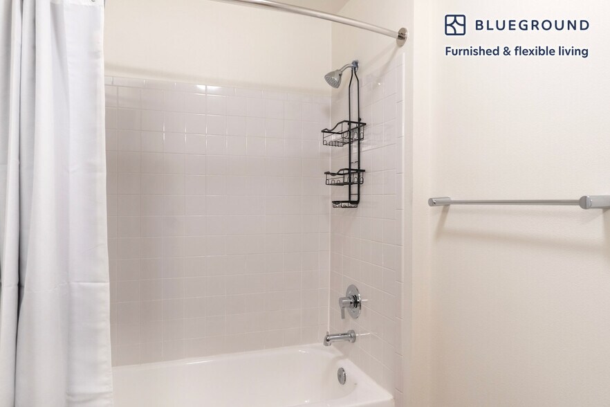 Building Photo - 11000 NE 10th St