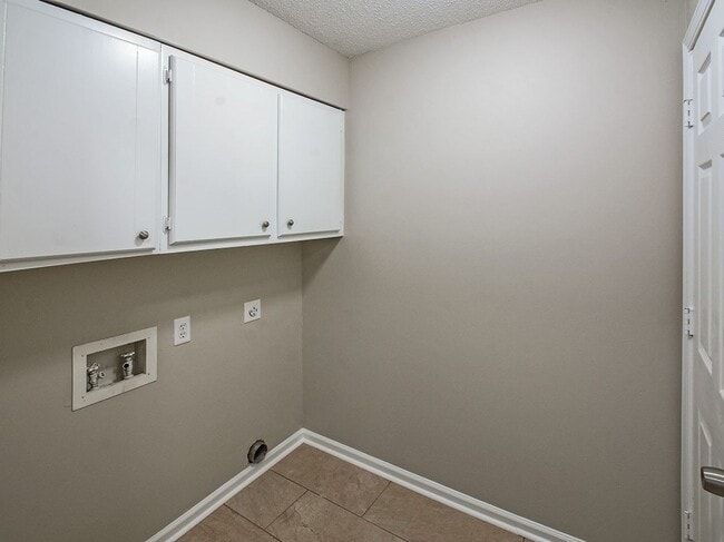 Building Photo - Great updated 4 bed, 2 bath home northeast of Memphis near Covington Pike.