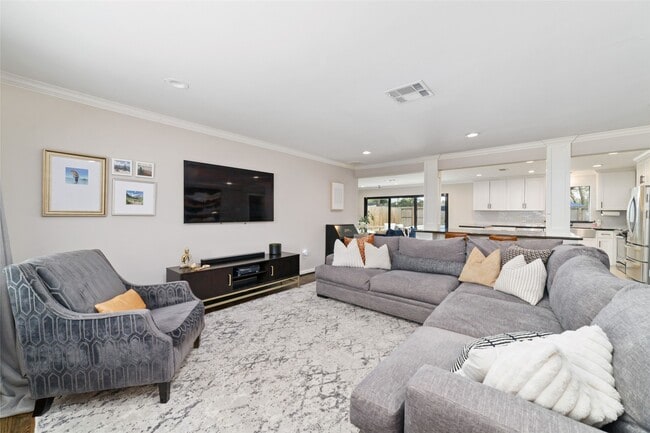 Building Photo - 10607 Chimney Rock Rd