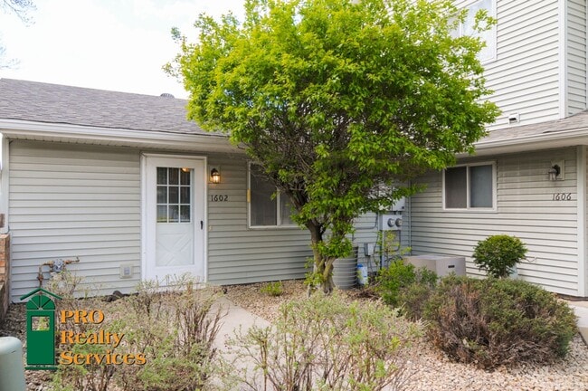 Building Photo - 2 Bedroom Townhome in Oakdale