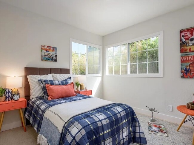 Building Photo - Cute Cottage in Belle Haven, Updated Interior, Remodeled Kitchen, Private Backyard!