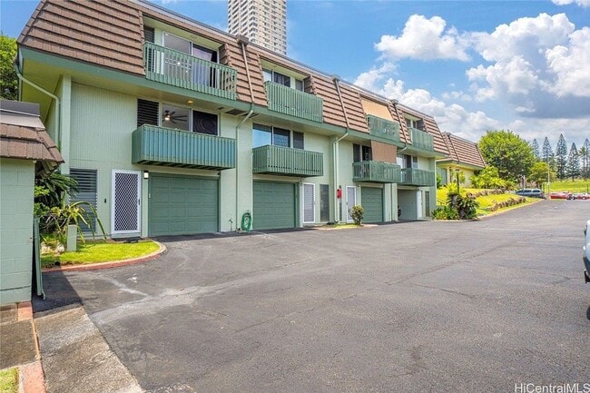Building Photo - MOVE IN READY! Pacific Village- 3 Bd/ 2.5 Ba Town House