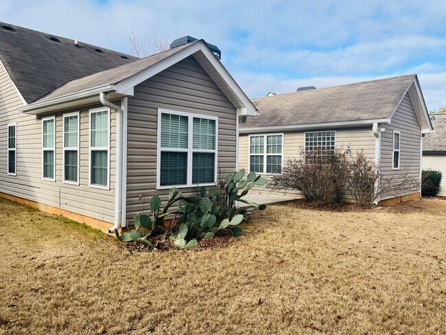 Building Photo - Welcome home! 3 Bedroom 2 Bath home in Sum...