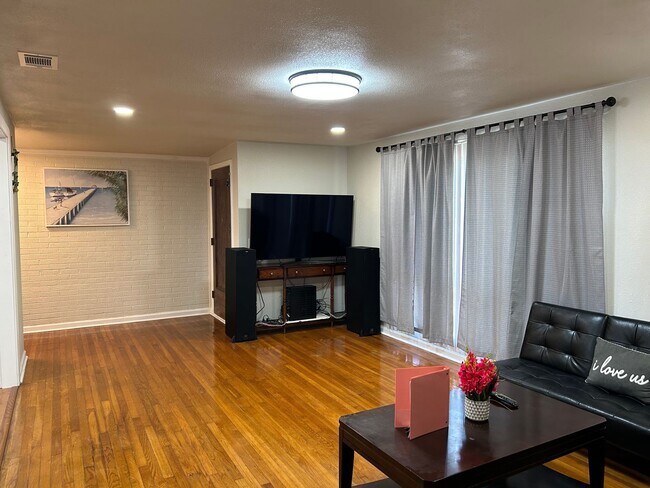 Building Photo - 4BR/3BA located close to Sacred Heart Hosp...