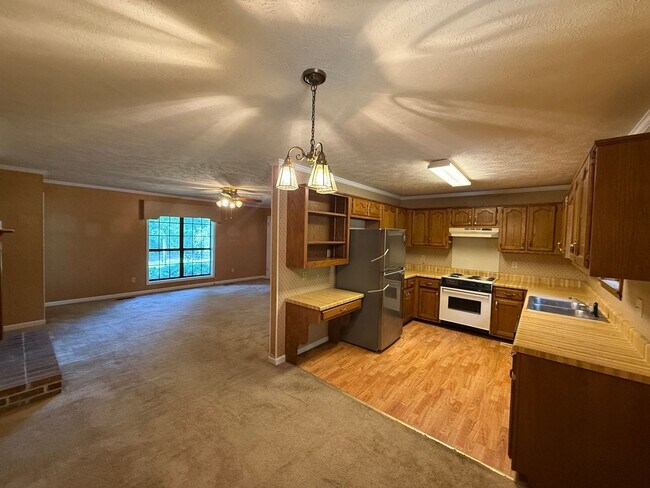 Building Photo - 102 Hickory Hill Dr