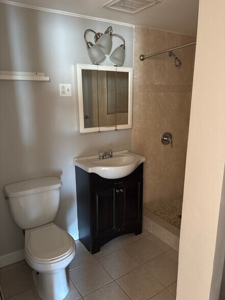 Building Photo - 27 Elm St