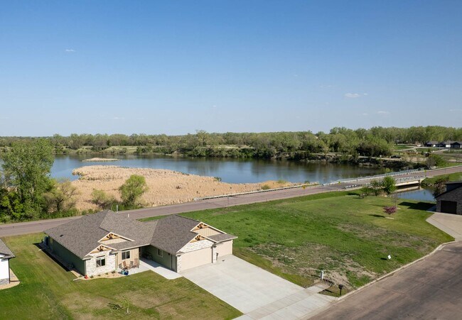 Building Photo - 5700 Island Ct