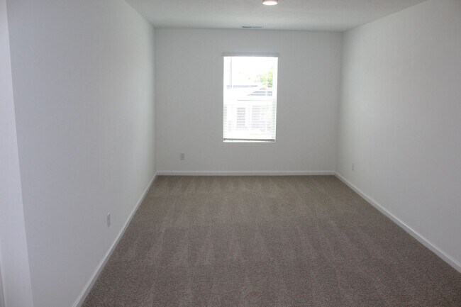 Building Photo - Beautiful 5 BR in Danville!