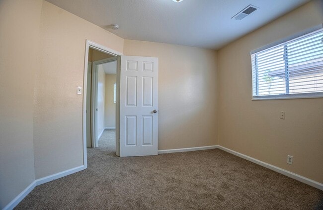 Building Photo - 588 Mulberry Cir