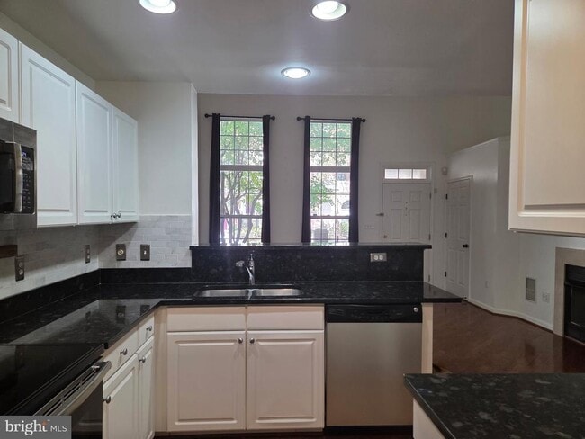 Building Photo - 1930 Crescent Park Dr