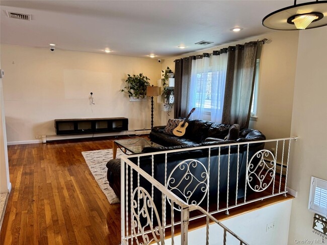 Building Photo - 6 Fairway Dr