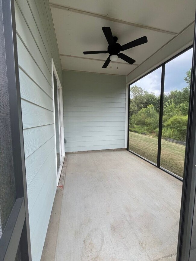 Building Photo - Move in Ready: 4 bedroom- 2 bath Beauty! Appliances Included