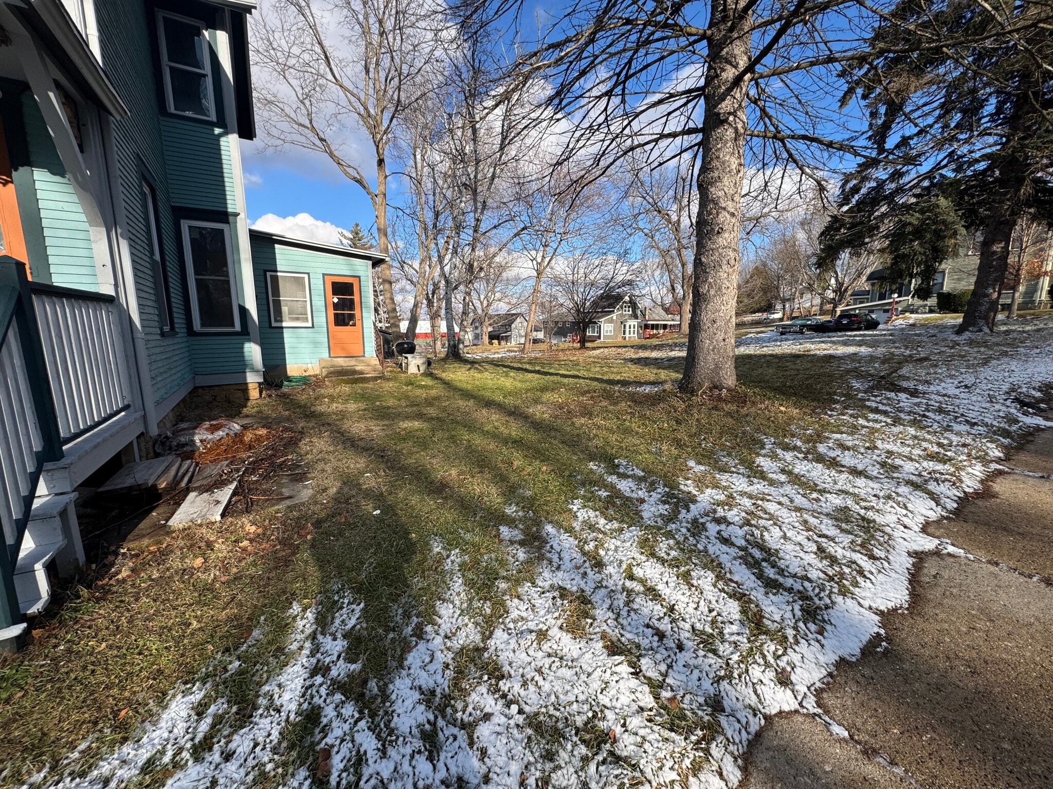 Large lot - 10 E Nelson St