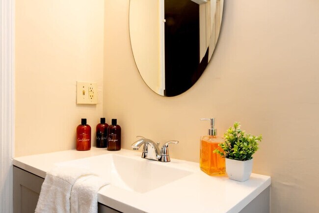 Building Photo - 3912 Crestview Dr