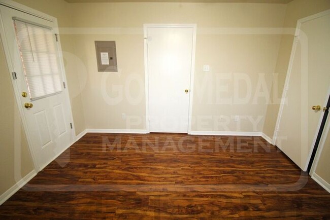 Building Photo - Discover comfort and convenience in this w...