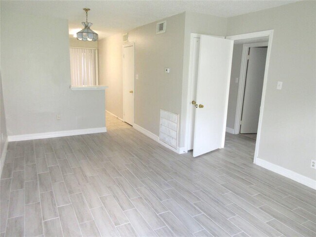 Building Photo - 1220 Shadowdale Dr