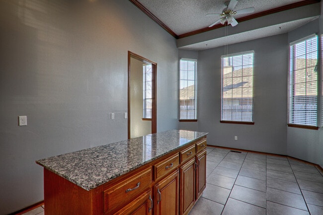 Building Photo - Beautiful house in Yukon 3 bed and 2 bath