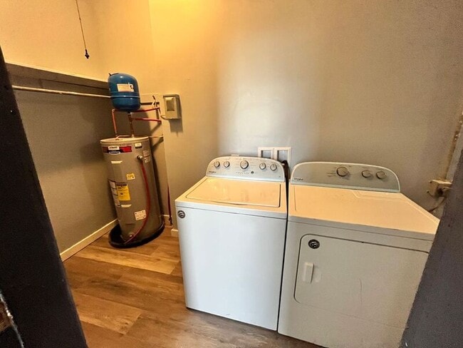 Building Photo - 1600 E 12th St