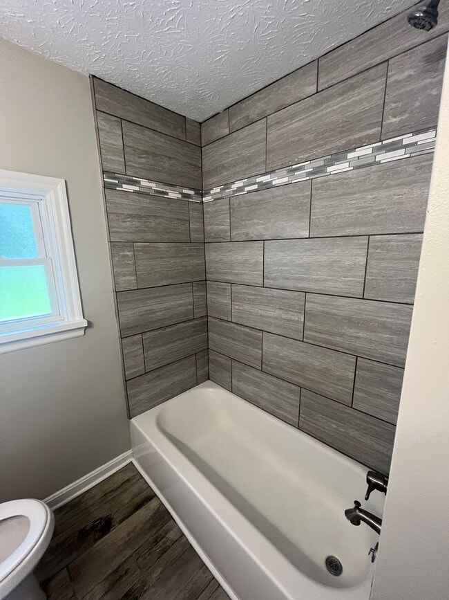 Building Photo - Gorgeous Fully Renovated 3/1!