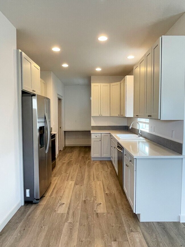 Building Photo - Beautiful3 bed 2,5 bath townhouse in Garden City