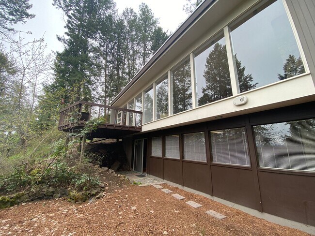 Building Photo - Unique View Property 3 bed, 3 bath located...