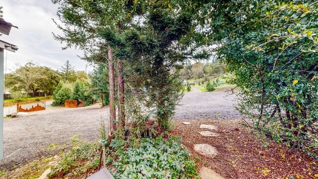 Building Photo - Gated 2 bedroom 1 bath at Pochini Family Farm!