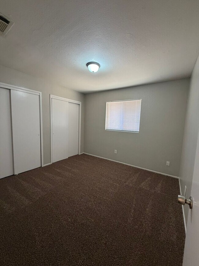 Building Photo - 657 E Sonora Ave