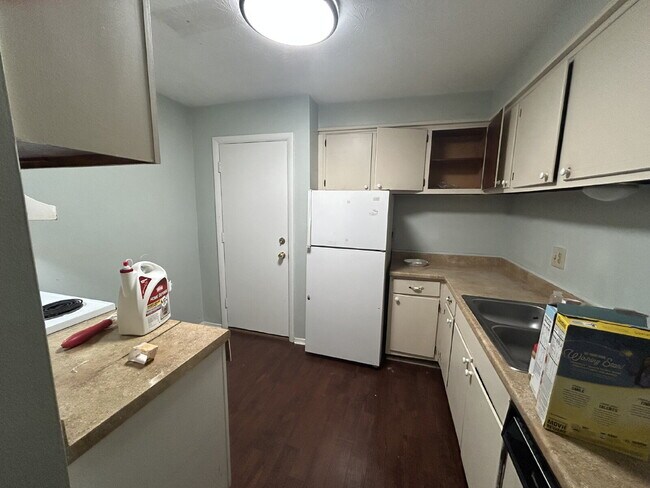 Building Photo - Oversized 1 Bedroom Upstairs Apartment For Rent!