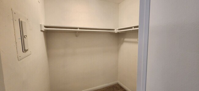 Building Photo - 150 E Lakeshore Dr