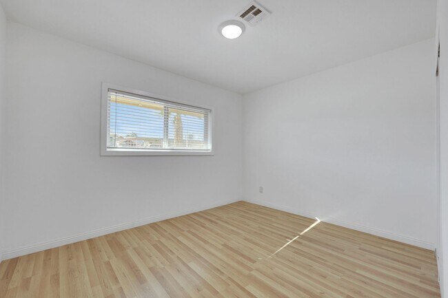 Building Photo - Rehabbed Downtown Henderson Home