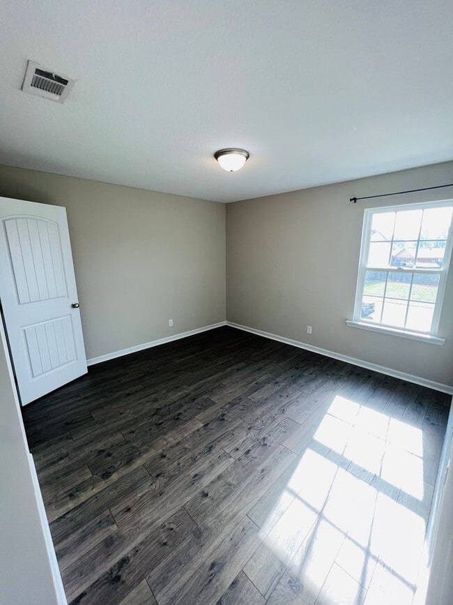 Building Photo - AVAILABLE NOW!