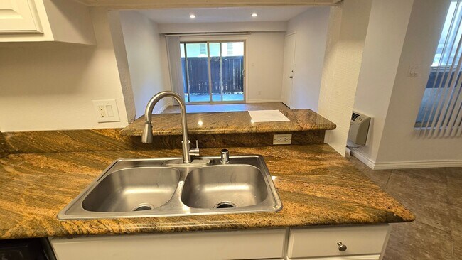 Building Photo - Santa Ana - 1 Bedroom 1 Bath Downstairs Co...