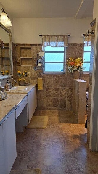 Building Photo - 4705 Holly Dr